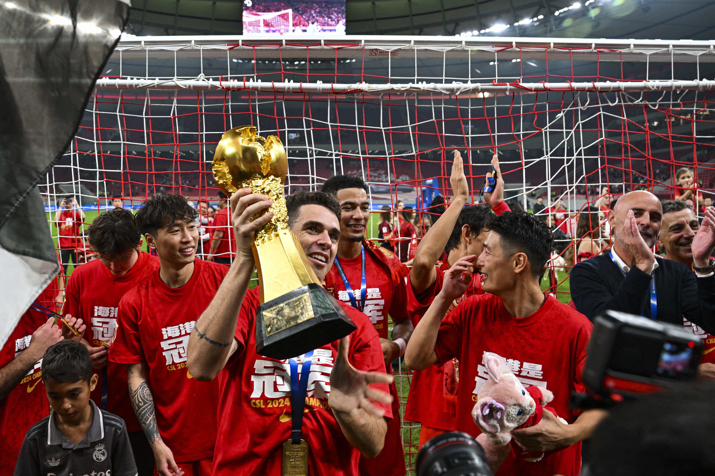 包含上海海港在中超中打出高光操作，被誉为观众齐声高喊的词条