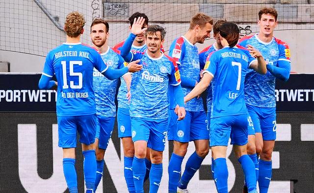 阿尔梅勒客场大胜，领跑排行榜