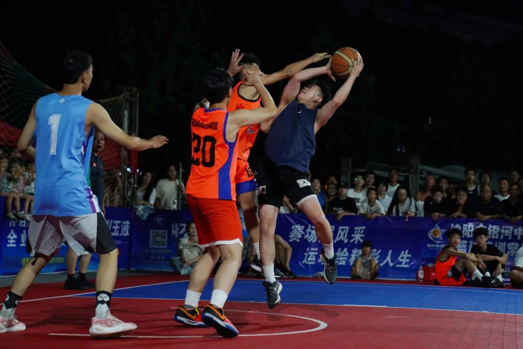 球员们挥汗如雨，展现出色技艺