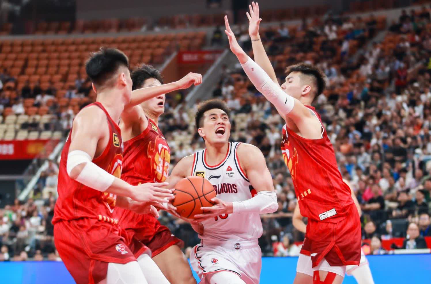 乐鱼体育新闻-惊险对抗！广州富力全力以赴的简单介绍