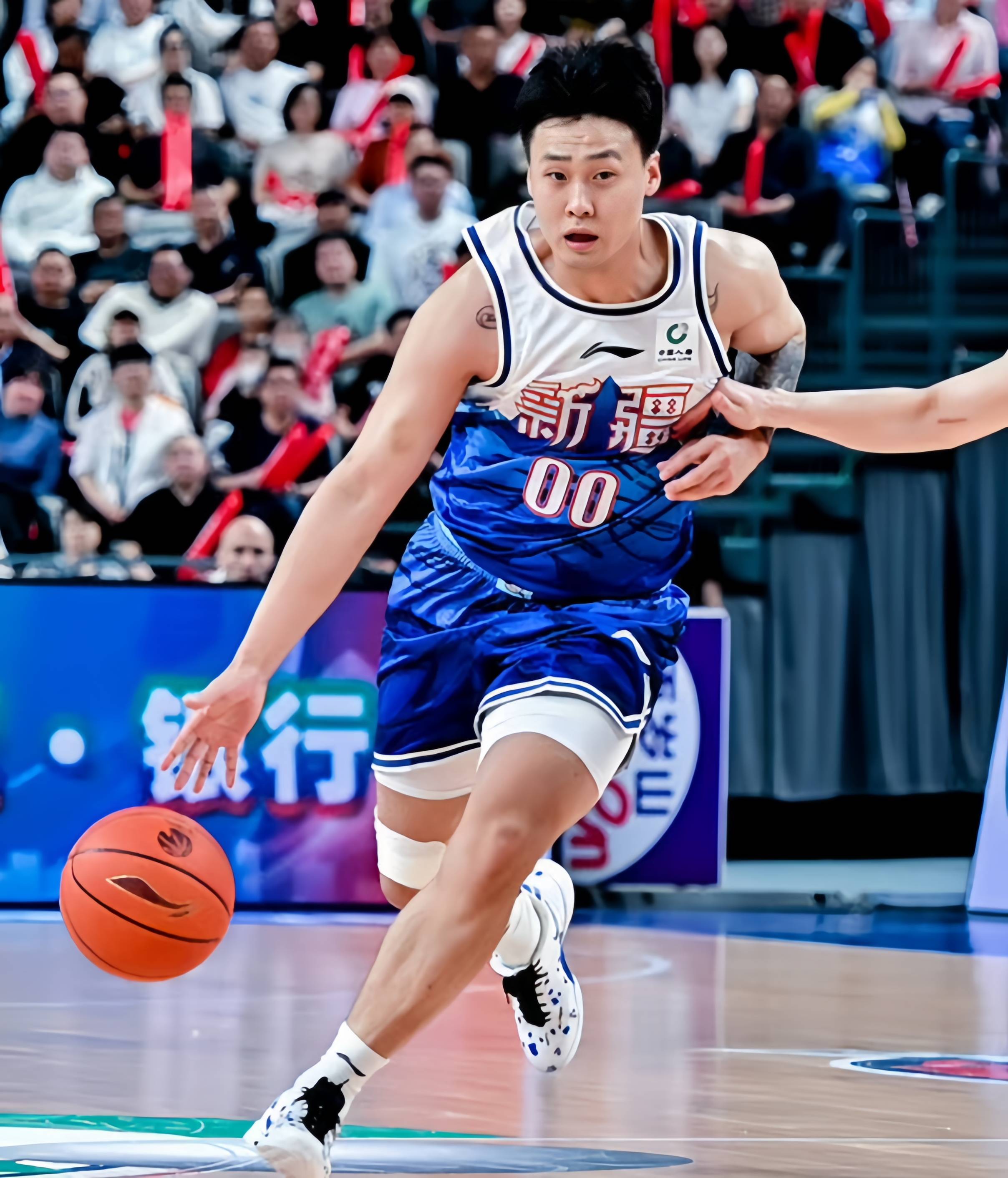 热门球队互相竞争，国际赛场呈现火爆局面的简单介绍