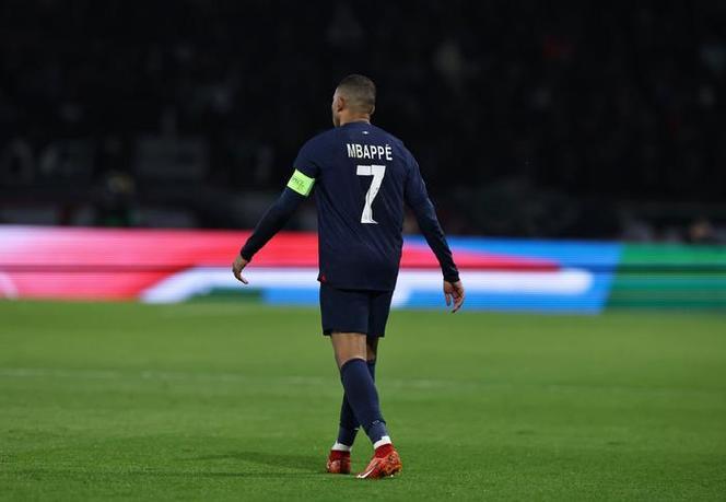 里昂主场大胜，取得赛季首场胜利