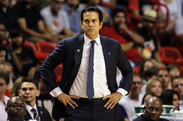 乐鱼体育官方入口-老鹰客场取胜黄蜂，杨不愧为球队领袖的简单介绍