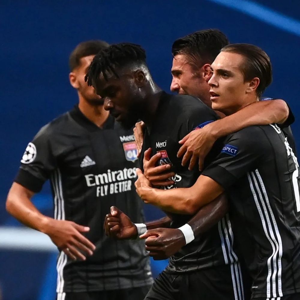 包含里昂防线失误频频，主帅寻求调整方案的词条