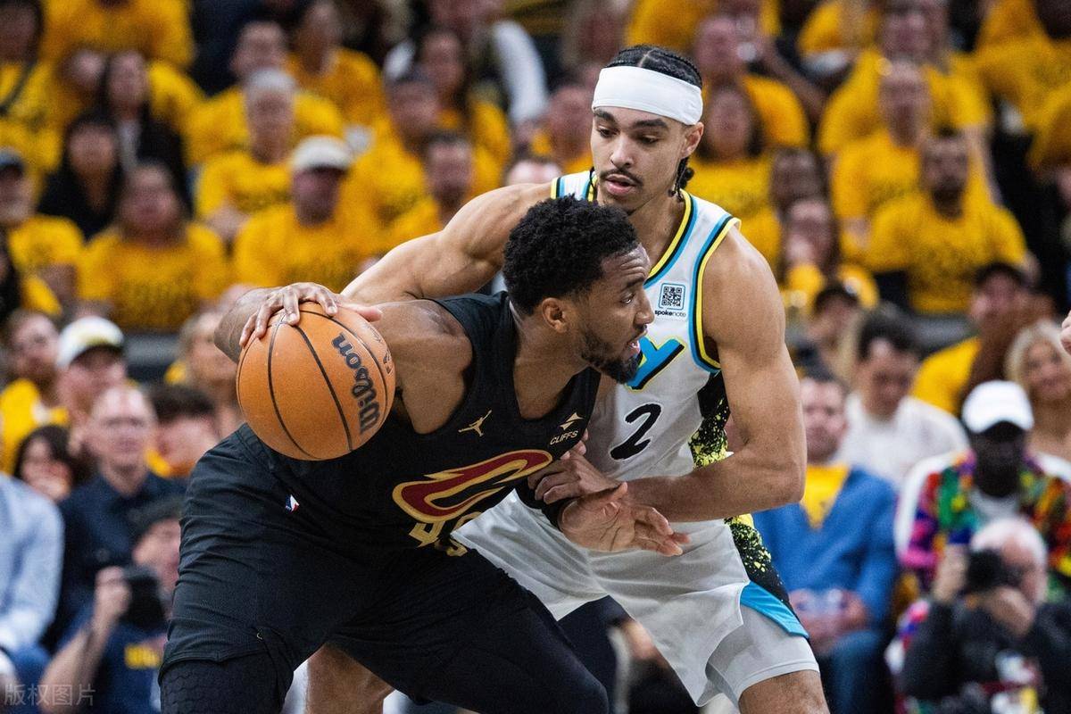 乐鱼体育在线登录-步行者在主场逆转骑士，终结连败