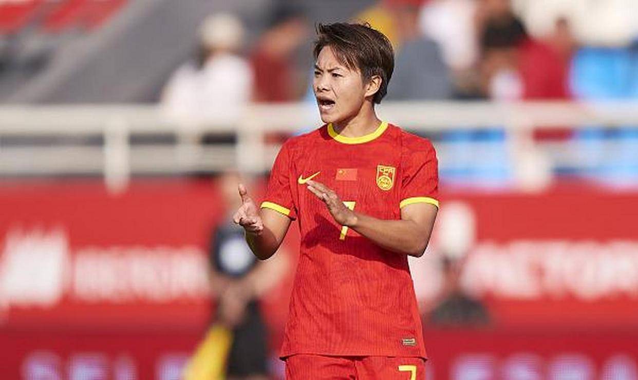 包含国内女足球员再度投入比赛，力求取胜的词条