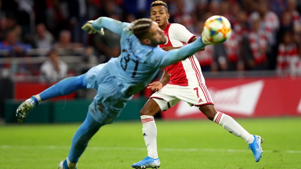 关于阿贾克斯惊险取胜，晋级下一轮比赛的信息