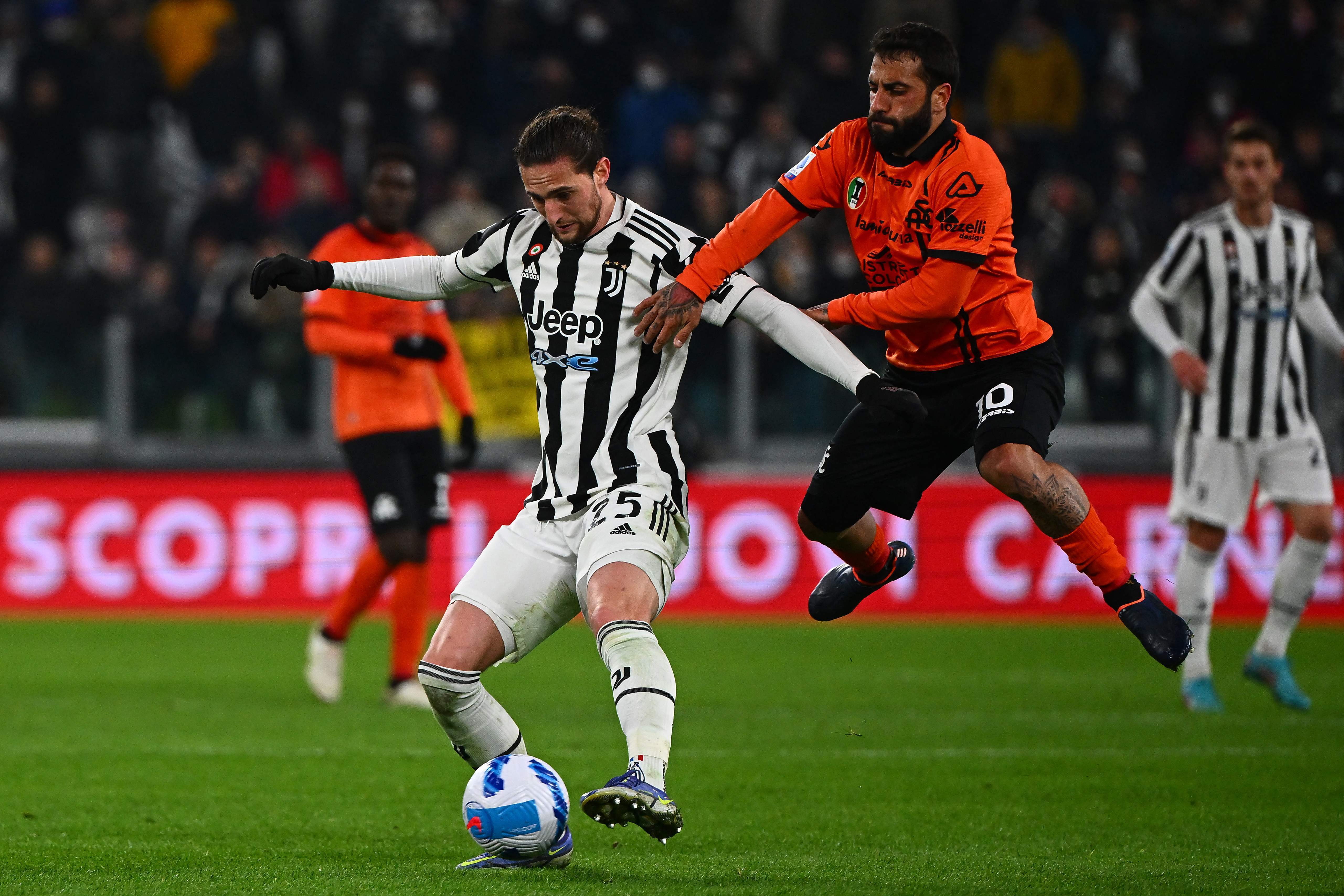 意甲比赛中球迷热情助阵，场面热闹的简单介绍